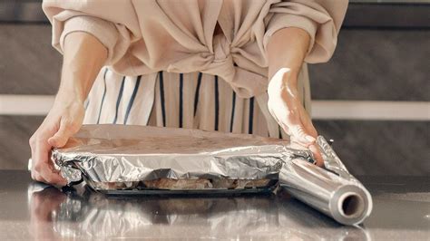 Arroz en fuente de horno cubierto con papel de aluminio