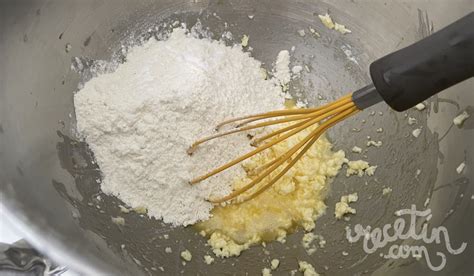 Ingredientes básicos para masa de galletas: mantequilla, azúcar, huevo, harina, polvos de hornear
