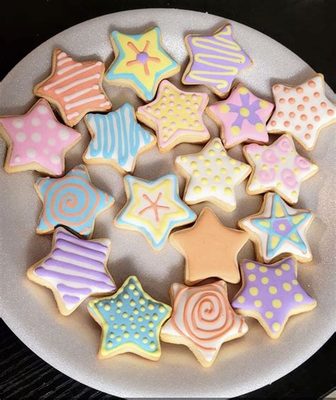 Galleta decorada con royal icing formando un arcoíris
