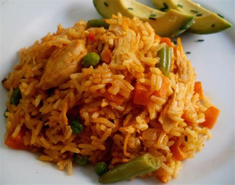 Ilustración de un plato de arroz con pollo colombiano servido con aguacate y rodajas de tomate