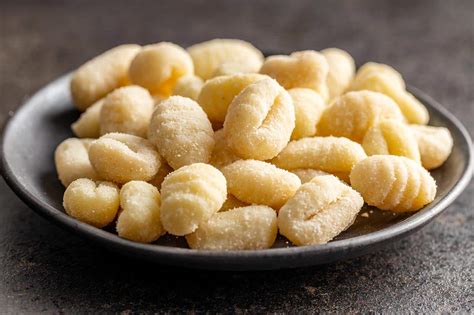 Foto de ñoquis congelados en una bandeja