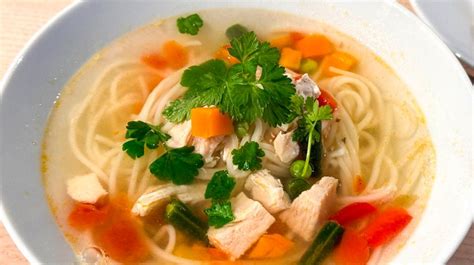 Detalle de los ingredientes para la sopa de tallarines con pollo