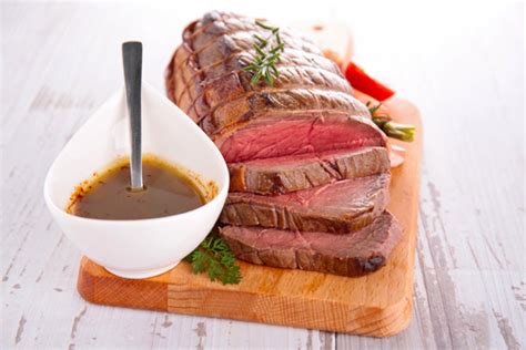 Plato de roast beef con sus acompañamientos y salsa gravy
