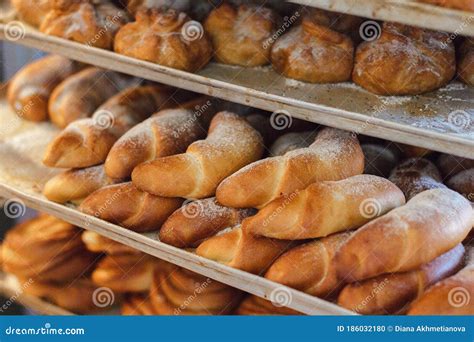 Panes amasados recién horneados, suaves y dorados