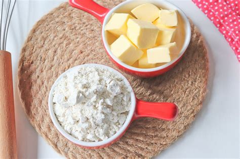 Infografía que muestra los ingredientes básicos: cebollas, mantequilla, caldo, harina para espesar y queso para gratinar.