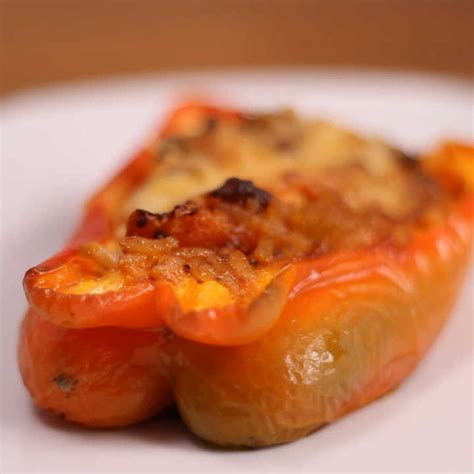 Fotografía gastronómica de un plato de ajíes rellenos servidos de manera elegante