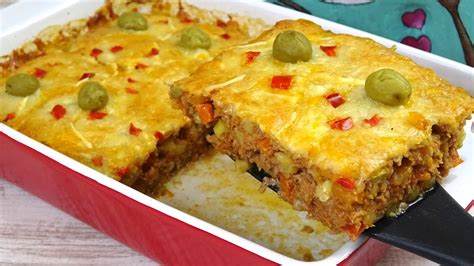 Plato de pastel de carne al horno con la superficie dorada y guarnición de verduras