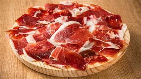 Esquema comparativo de propiedades nutricionales entre jamón ibérico de bellota y otros tipos de jamón.
