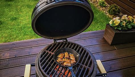 Esquema o representación de un horno Kamado abierto con sus componentes principales