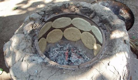 Ilustración de un antiguo Mushikamado japonés o un horno Tandoor