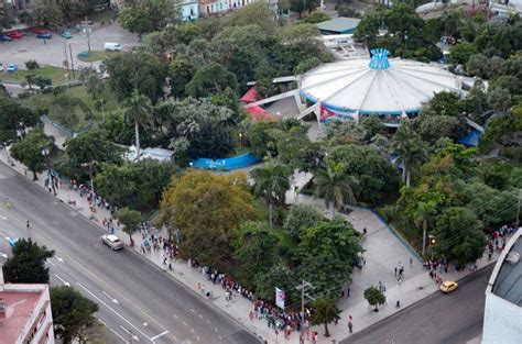 Vista panorámica de la estructura de hormigón y los jardines de la heladería Coppelia en La Habana