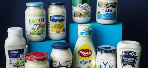 Una selección de diferentes tipos de mayonesas de la marca Great Value, mostrando sus empaques y texturas.