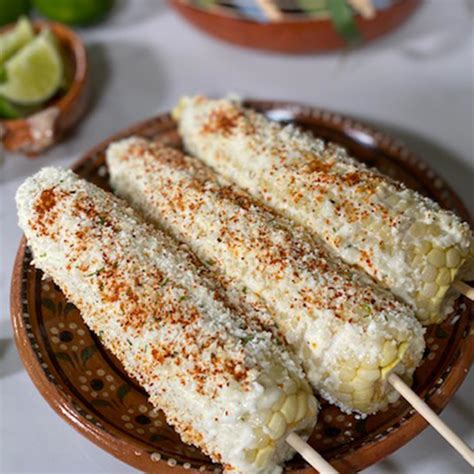 Imagen de un plato de elote mexicano (esquites) con una generosa porción de mayonesa Great Value con lima.
