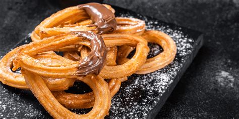 Foto temática de churros con chocolate en un entorno acogedor