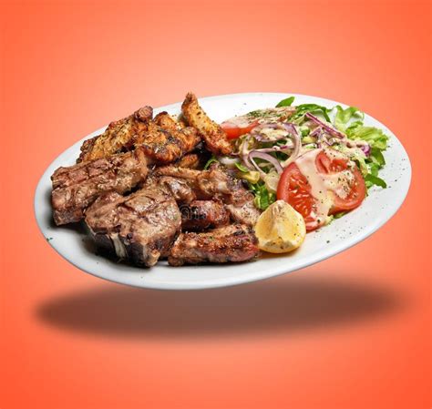 Plato de parrillada variada con guarniciones servido en Parrilla San Miguel