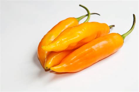 Foto de ajíes amarillos frescos y en pasta
