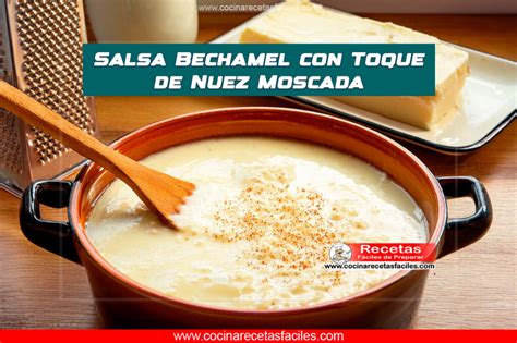 salsa bechamel de coliflor cremosa en un bol con nuez moscada