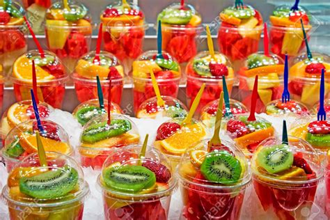 Fotografía: Vaso de cóctel decorado con gradiente de colores y rodaja de fruta