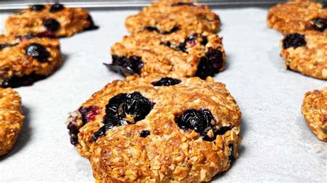 Galletas veganas de avena con arándanos secos y almendras