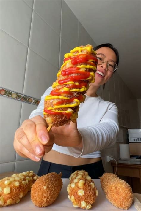 Brochetas de corn dogs coreanos con salsas