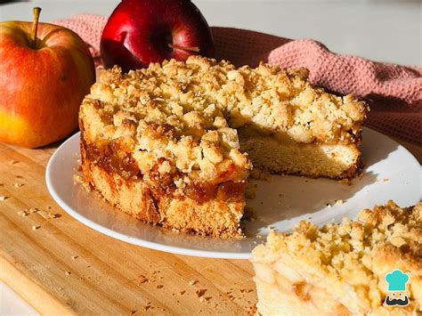 Kuchen de manzana integral recién horneado con manzanas en láminas
