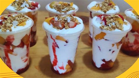 Plato de postre con manjar ablandado y chantilly, decorado con frutas