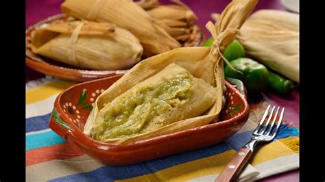 Imagen de tamales en salsa verde servidos en un plato