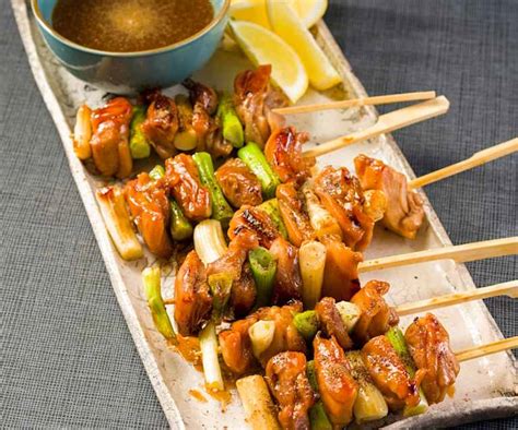 brochetas de yakitori en un puesto callejero japonés