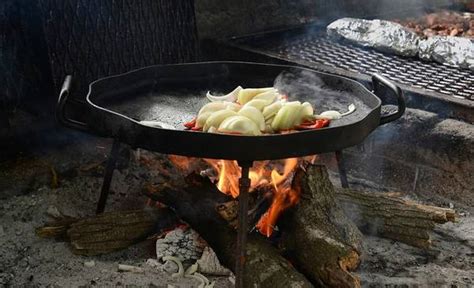 Fotografía de un disco de arado sobre un fogón tradicional con fuego de leña
