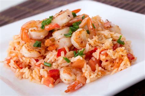 Plato de arroz con camarones y vegetales