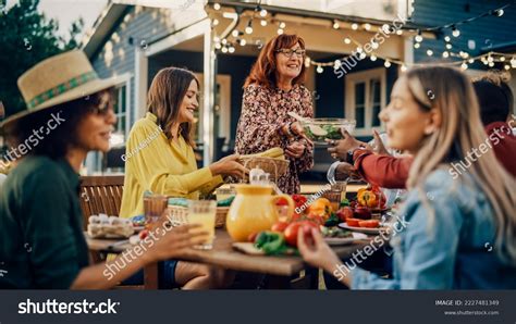Imagen de un grupo de personas compartiendo sándwiches y papas fritas