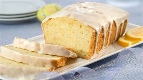 Budín de limón húmedo decorado con glaseado blanco y ralladura de cítricos