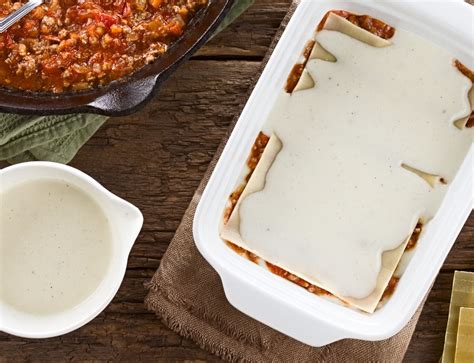 Imagen de una bechamel suave y cremosa en un cazo, lista para ser usada en la lasaña.
