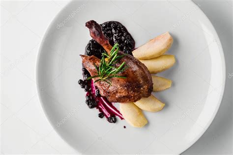 plato gourmet con salsa de grosella roja
