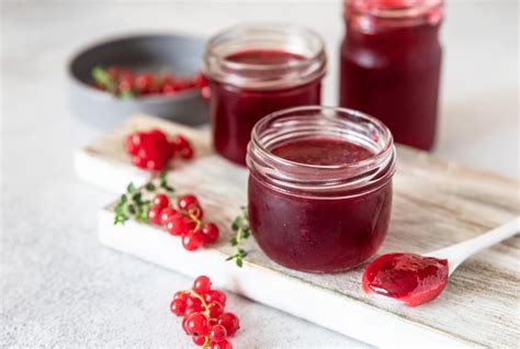 frascos de mermelada de grosella roja casera