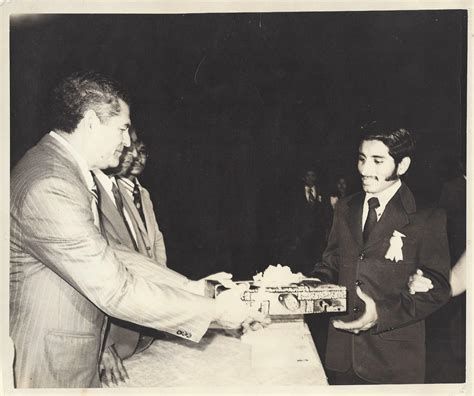 Carlos Castro se graduó de bachiller para luego estudiar ingeniería, una carrera que no pudo continuar porque la universidad cerró debido al conflicto.
