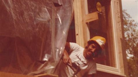 Un empleo en la construcción hizo que Castro comenzara a ganar más dinero.