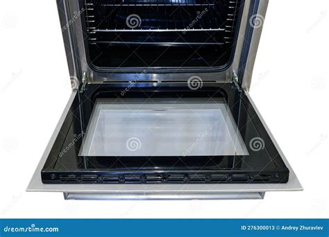 Imagen de un horno impecablemente limpio y brillante