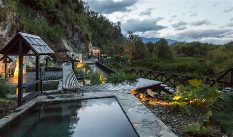 Paisaje de las Termas del Manzano rodeado de vegetación y montañas
