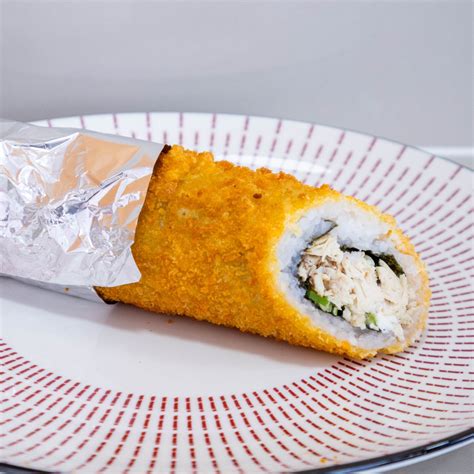 Plato de hand rolls de pollo listos para servir