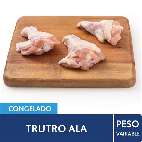 Fotografía de un trutro ala de pollo fresco con detalles de su anatomía.
