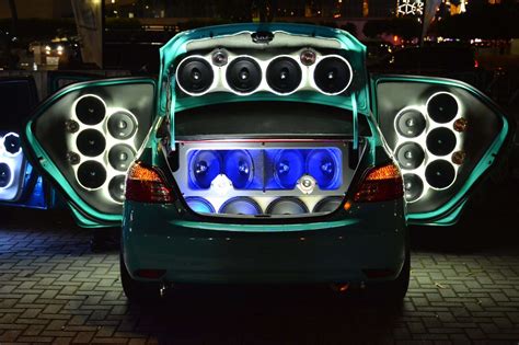 Carro alegórico con equipo de sonido para un trío eléctrico en el Carnaval de Salvador de Bahía