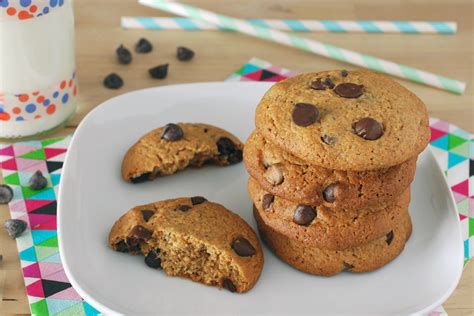 Fotografía apetitosa de galletas integrales caseras con chips de chocolate.