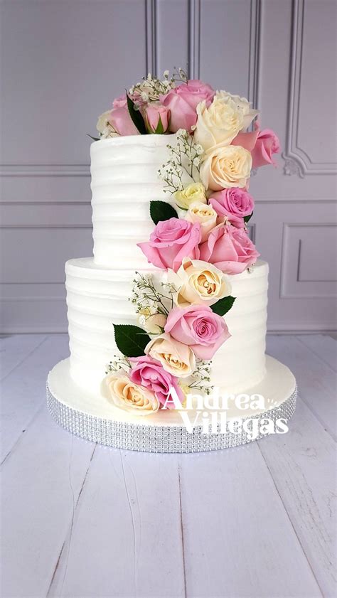 Torta de cumpleaños personalizada de dos pisos con decoración infantil