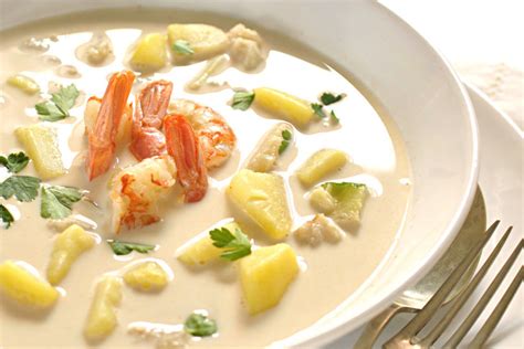 Imagen de un gazpachuelo tradicional con gambas y pescado