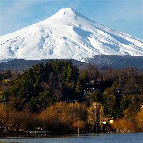 Fotografía panorámica del Volcán Villarrica y el entorno natural de Pucón