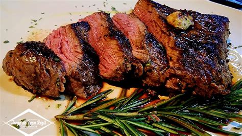 Lomito de res dorándose en un sartén antes de ir al horno