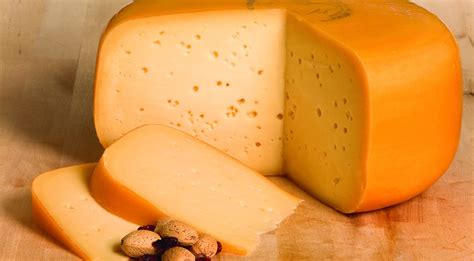 Variedad de quesos Gouda, incluyendo versiones añejas y al pesto