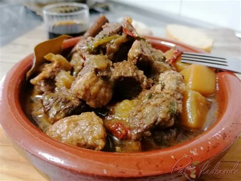 Foto de guiso de falda de ternera estofada con dátiles