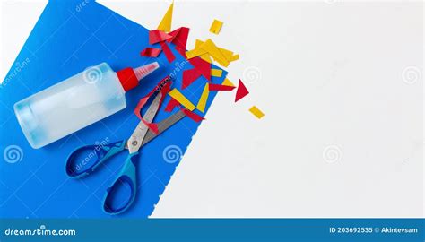 Esquema detallado mostrando los materiales básicos: cartón, fieltro, tijeras, pegamento y moldes en A4